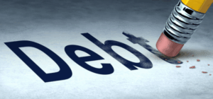 DEBT(빚)이란 글자를 연필 지우개로 지우는 모습